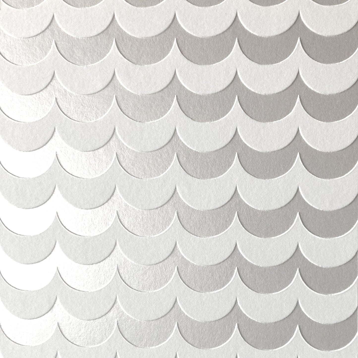 SCOOP wallpaper white flock / silver lustre