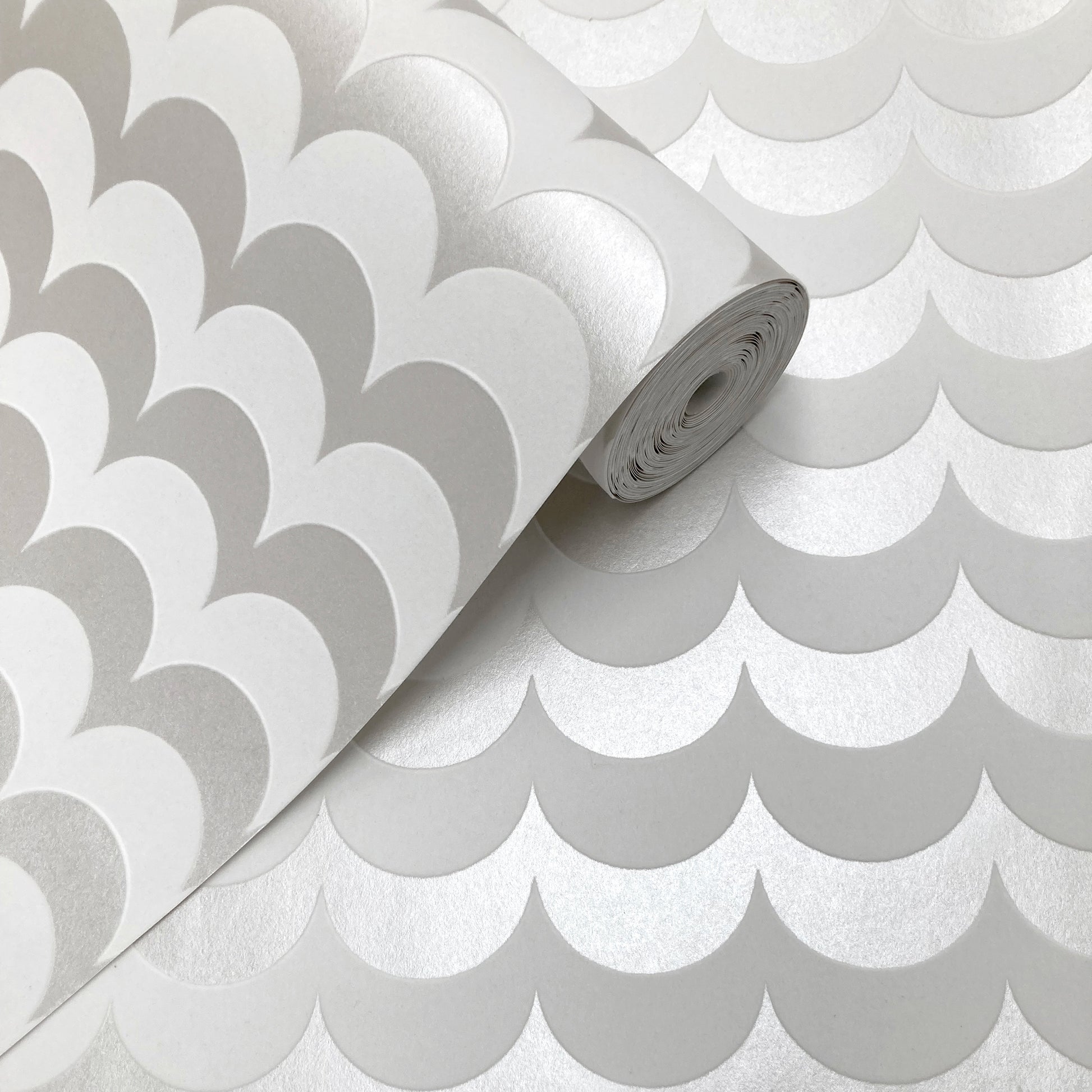 SCOOP wallpaper white flock / silver lustre